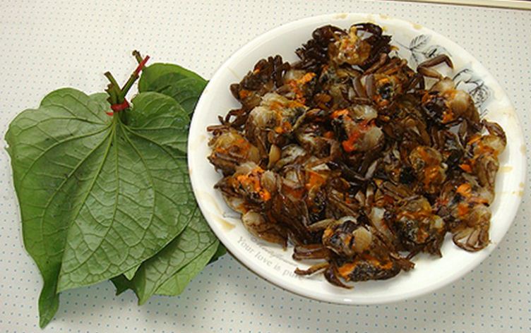 Roasted-rice-field-crab-with-piper-lolot-Ninh-Binh-Vietnam-2